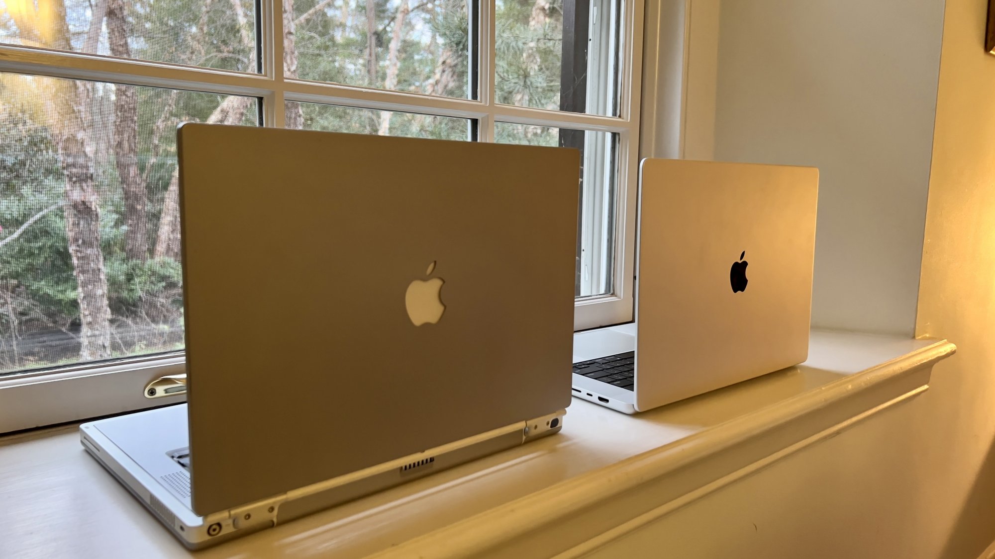 MacBook Pro 2021 comparé au PowerBook G4 Titanium 2001 – montre des similitudes frappantes